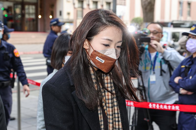 新竹市長高虹安上午步入北院,面對媒體提問不發一語。中央社