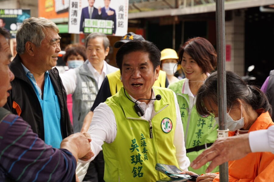 圖/立委吳琪銘得知受害者的家中困境後,主動與該校教育基金會捐助近50萬醫藥費,讓哀傷家屬得以順利辦理後事。(圖/立委吳琪銘辦公室提供)