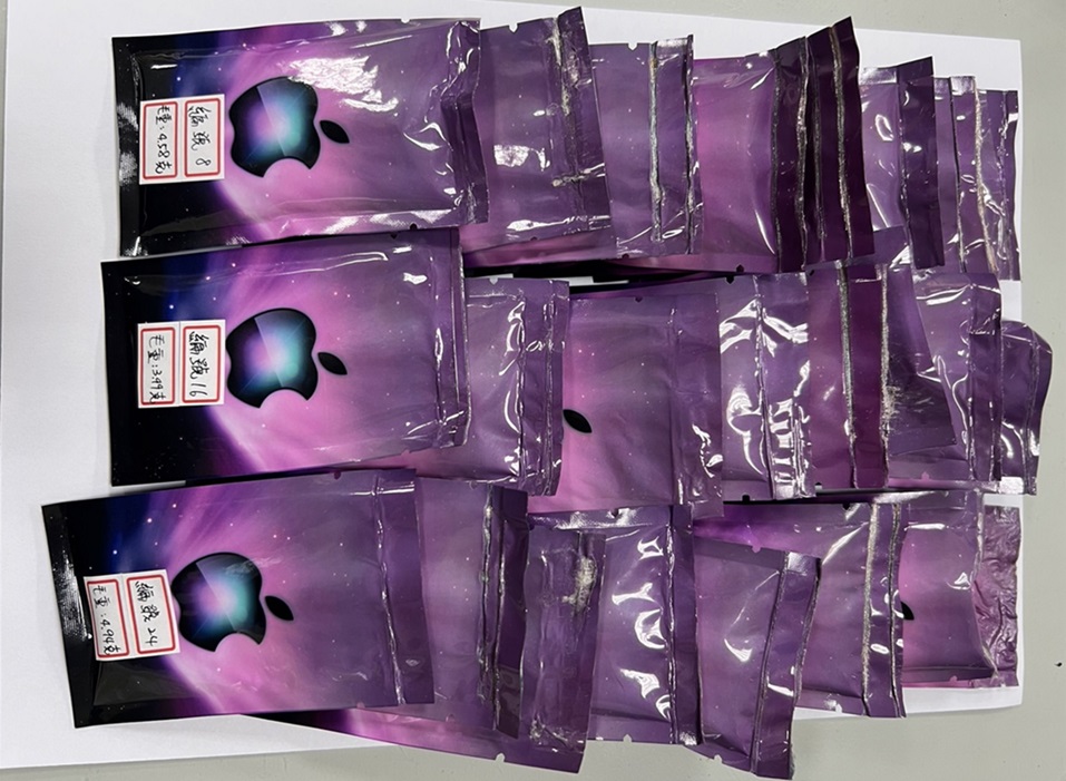 ▲圖說:員警在副駕駛座置物箱取出24包咖啡包,陳嫌見狀頓時語塞 (圖/台中市政府提供)