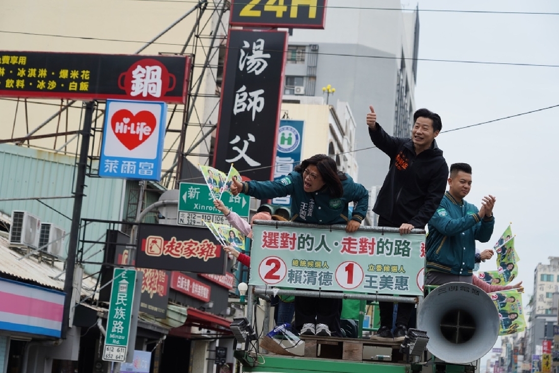 林昶佐讚王美惠是正義使者  陪同王美惠車掃拜票