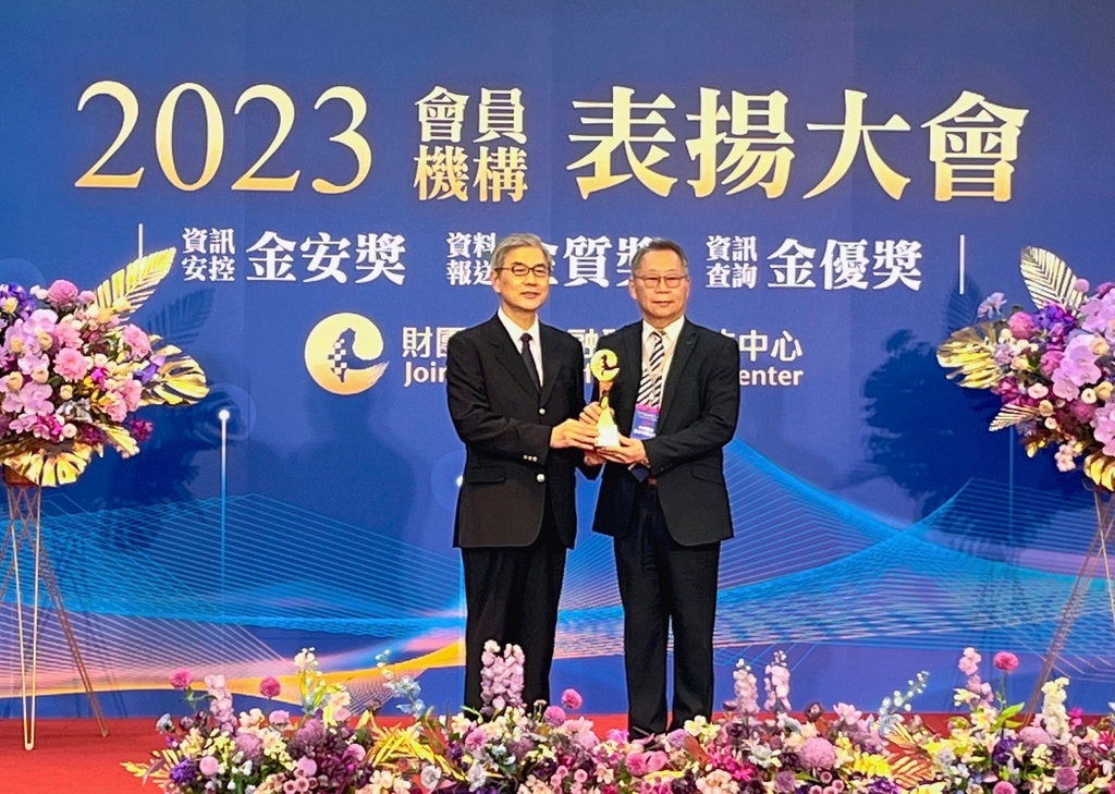 中華郵政獲頒112年度「金質獎-授信資料類」績優機構殊榮肯定，由副總經理邱鴻恩（右）代表出席，接受金管會主委黃天牧（左）頒獎。（圖：中華郵政公司）