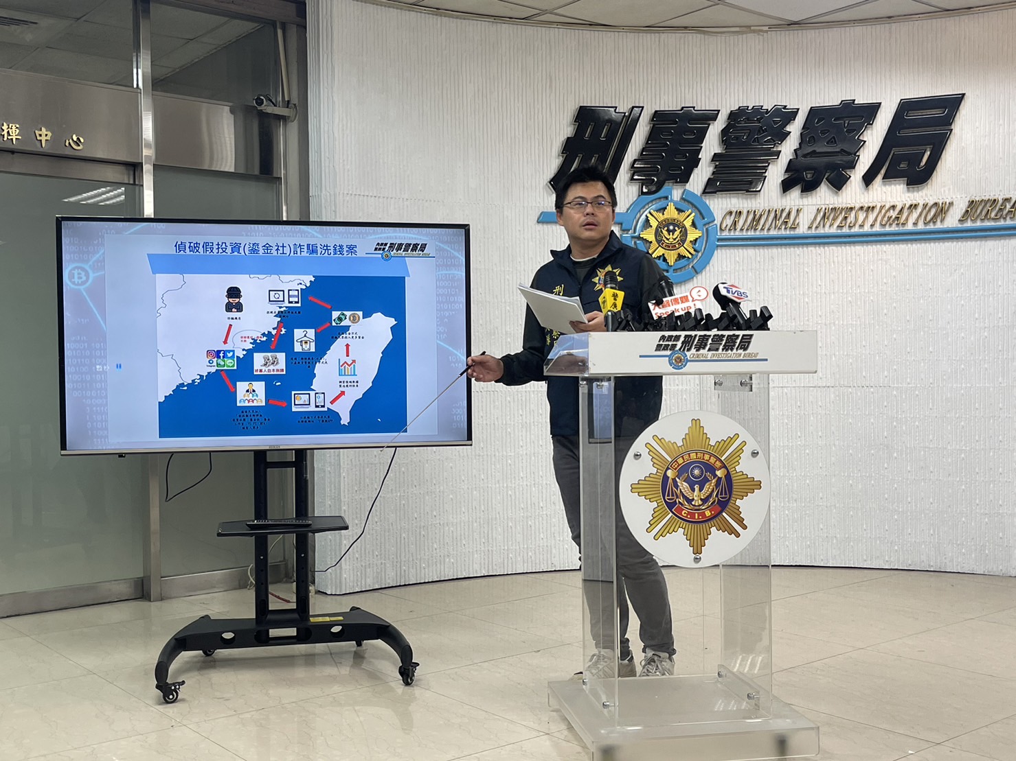 刑事警察局偵查第四大隊第三隊偵查正賴明德講解說明案件內容與偵辦流程。(圖／刑事警察局提供)