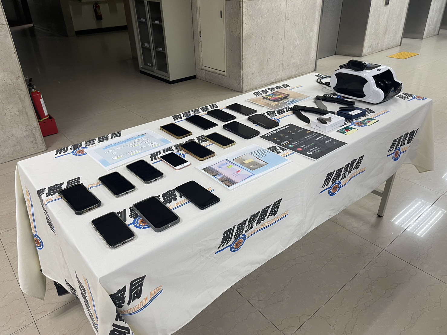 警方公布該犯罪集團三處藏匿據點查扣的不法所得虛擬貨幣、黑苺卡IX聯名卡(冷錢包)、毒品咖啡包、點鈔機、藍波刀、手機、金融帳簿等贓證物一批。(圖／刑事警察局提供)