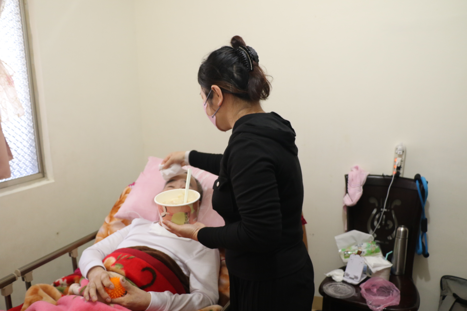 鐵工中風臥床八年 越裔太太不離不棄 新北圓融行善團、烘內派出所伸援手