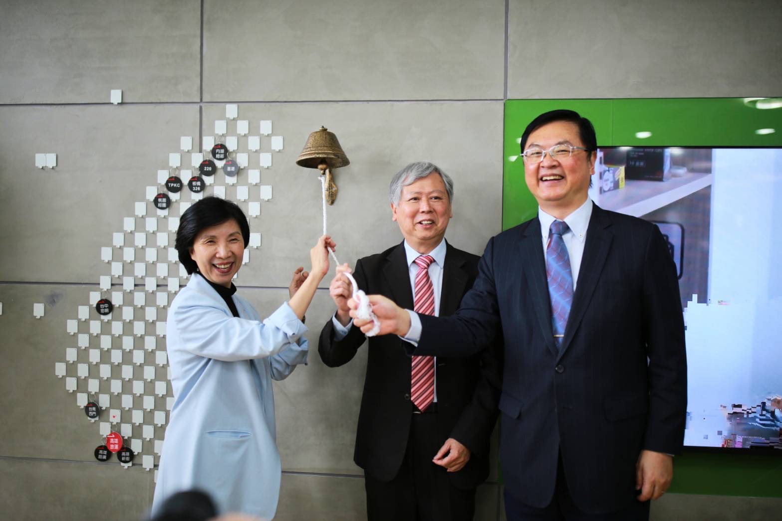 遠傳今(27)日辦理港埠旅敏捷智能辦公室啟動,由(左起)遠傳總經理井琪、台灣港務公司董事長李賢義與高雄市副市長羅達生共同掛牌及敲響幸福鐘。(高市府提供)