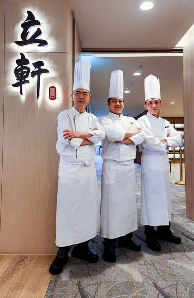 富士大飯店立軒中餐廳伍見朋行政主廚(左)帶領的團隊,精心針對冬季滋補調理過程也極其講究,三道湯品,堪稱頂湯之最。