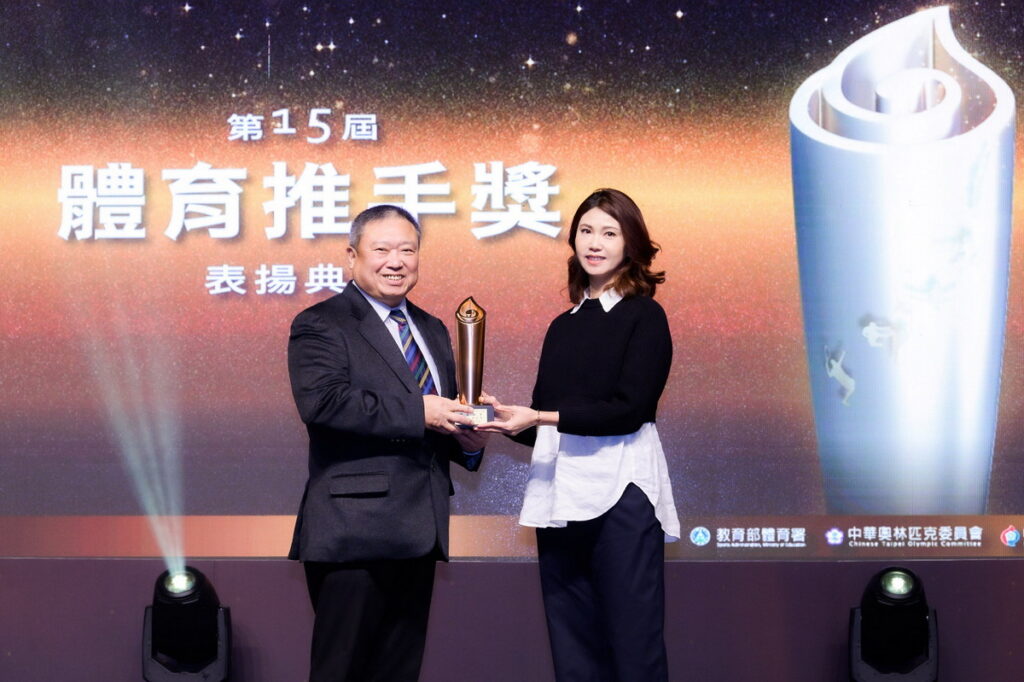 Nu Skin如新台灣連續13年獲頒教育部「體育推手獎」,榮膺「銅質獎」及「長期贊助獎」肯定,左為奧會主席林鴻道,右為Nu Skin行銷傳播總監羅敏滋