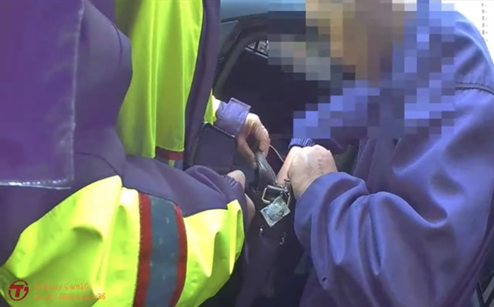 ▲圖說:員警經陳男同意檢視其隨身物品,發現一個小型電子磅秤 (圖/台中市政府提供)