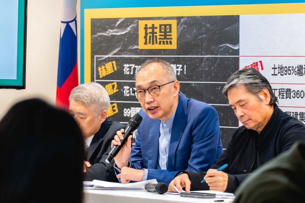 《圖說》侯辦副執行長謝政達表示,針對有廣告稱「侯友宜每年賺2000萬」的不實謠言,競選辦公室將提出告訴。〈侯辦提供〉