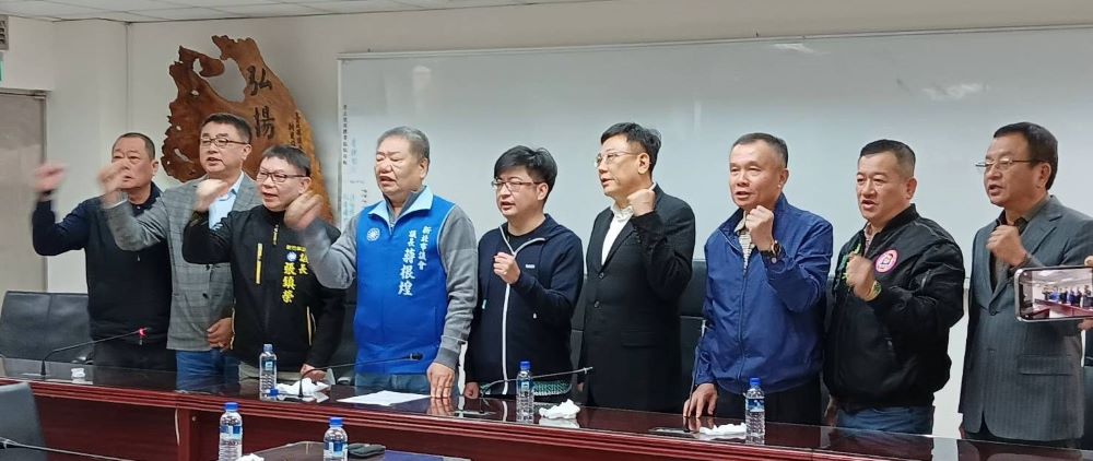 《圖說》新北市議長蔣根煌〈左四〉今日上午邀集各地方議會議長、副議長齊聚新北市議會,聲援屏東縣議長周典論。〈記者葉柏成攝〉
