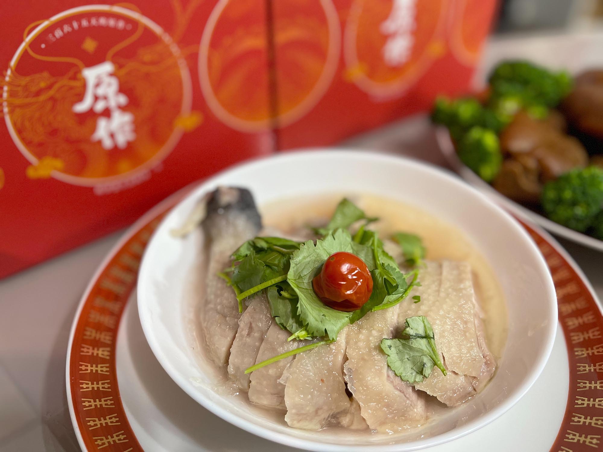 ▲原作蔥油去骨土雞腿,國產雞腿去骨,古法醃漬入味,象徵順利無阻、事事如意!(圖/原作之選提供)