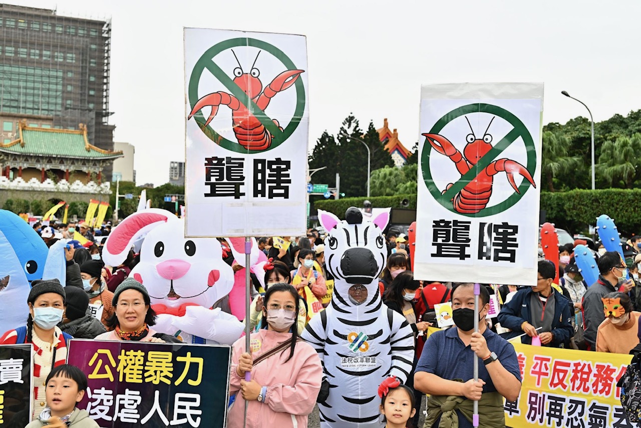 ▲民眾以龍蝦等海陸造型Cosplay,抗議政府既聾又瞎。(記者晨曦翻攝)