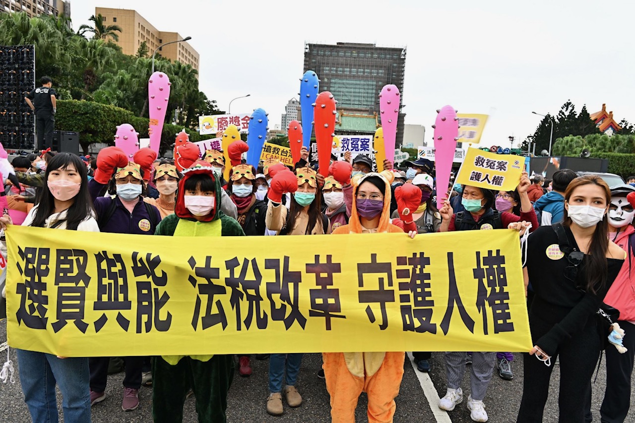 ▲來自各縣市的民眾以各種創意隊伍表達訴求。(記者晨曦翻攝)