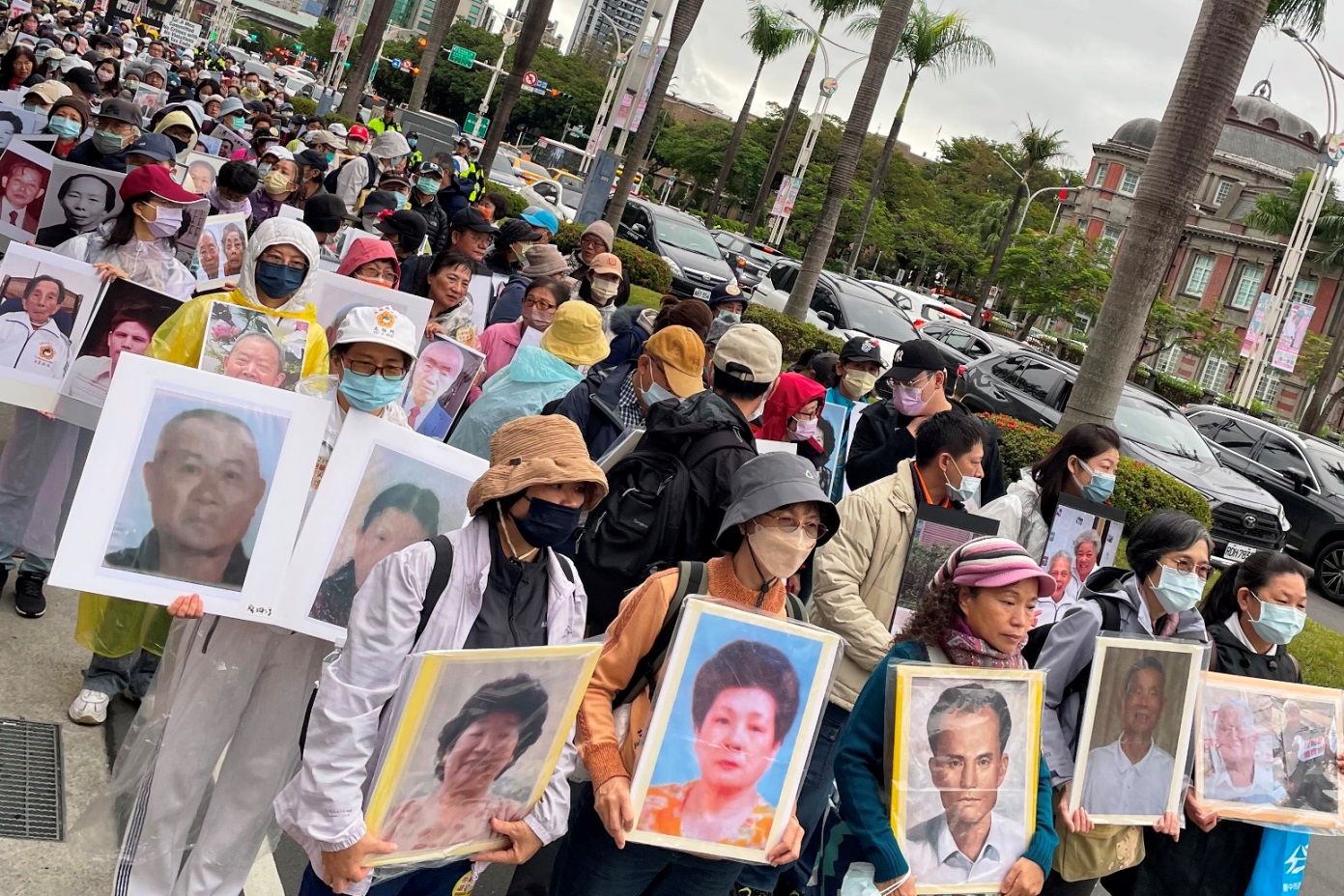 ▲家屬帶著含冤、見不到冤案平反仙逝親人遺照參加《拒絕躺平 還我未來》大遊行,途經監察院。(記者晨曦翻攝)
