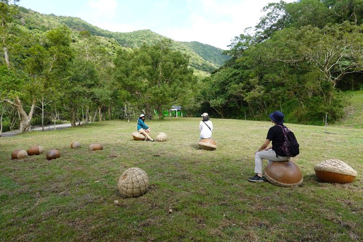 「巨型橡實」成了遊客休憩的座椅,也是打卡拍照的新景。 圖:農業部林業及自然保育署-屏東分署/提供