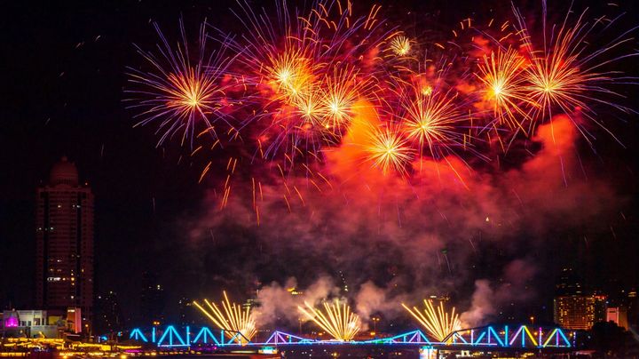 曼谷昭披耶河燈光盛會閃亮登場 持續璀璨到跨年