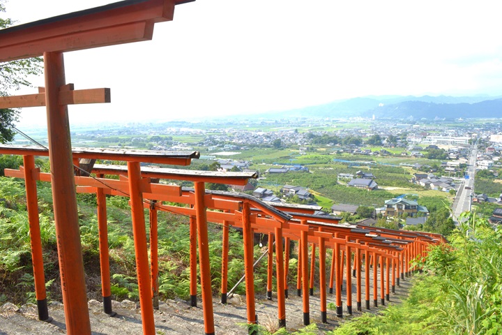 福岡縣浮羽市的浮羽稻荷神社以連綿不斷的91座鳥居著稱,是近年必訪人氣景點。 圖:浮雨市筑後地區觀光協議會 / 提供