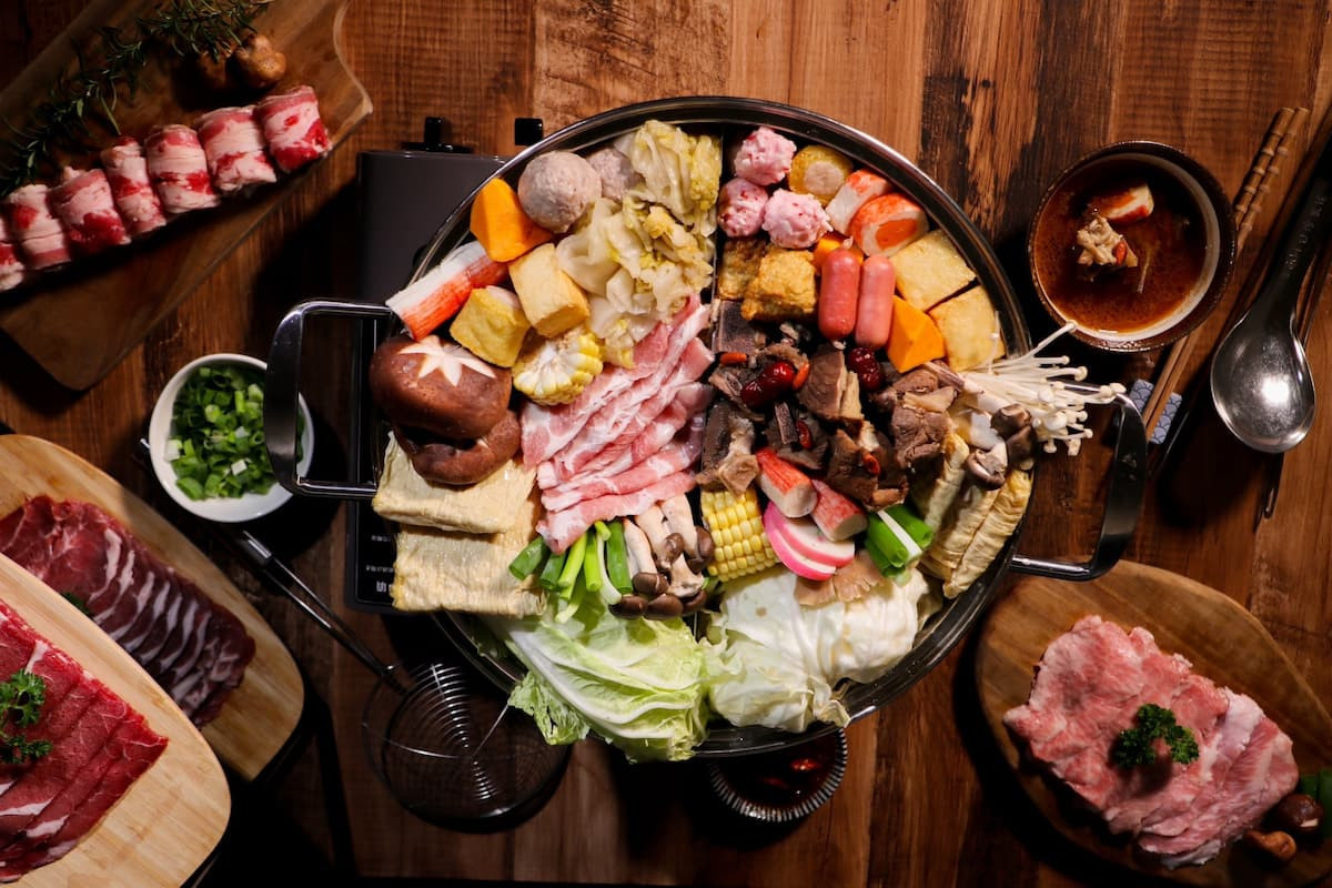聚餐圍爐必備火鍋,暖心又暖胃。(圖/巧食家)