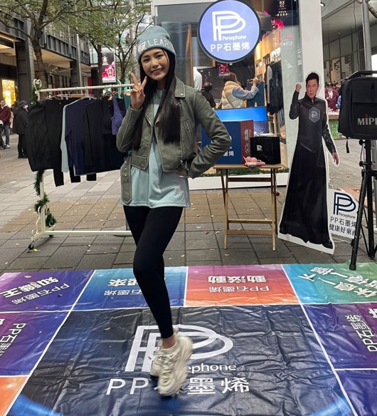 街頭藝人楊淨宇演唱,吸引眾多粉絲到場。(圖/PP石墨烯提供)
