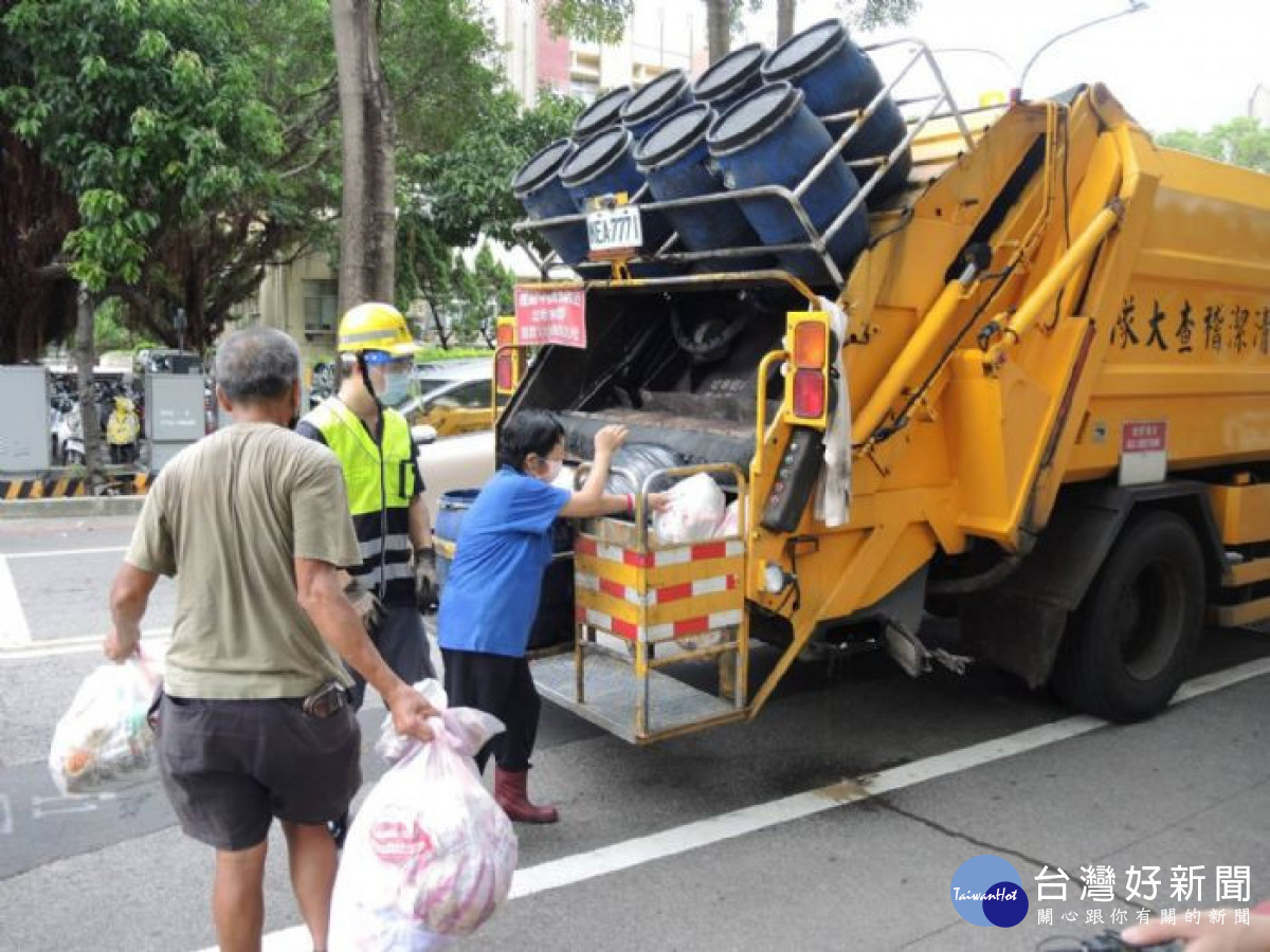 張善政宣布調升清潔隊員清潔獎金及駕駛安全獎金。<br /><br />