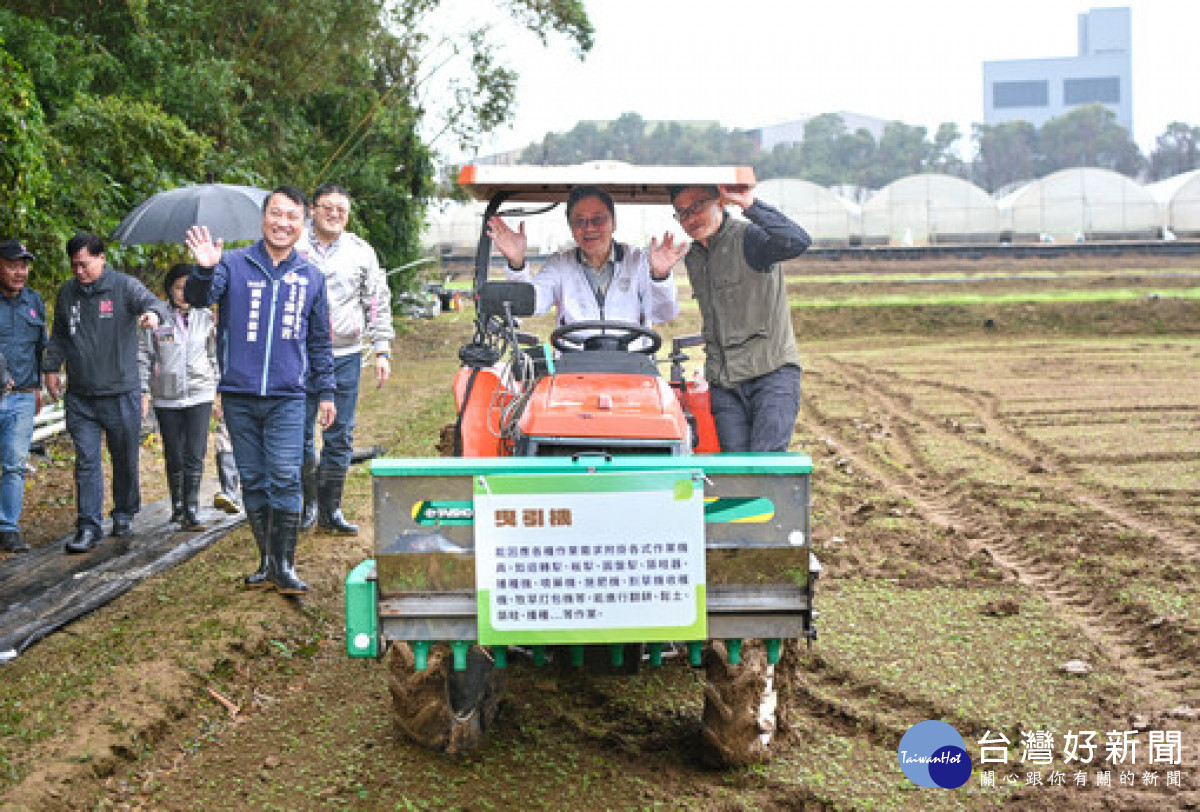 張市長試乘導入即時動態定位技術(RTK)的自動導航曳引機。