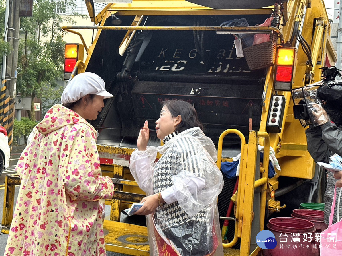 立委楊瓊瓔跟著垃圾車掃街拜票,並配3號OK手勢向鄉親懇託。