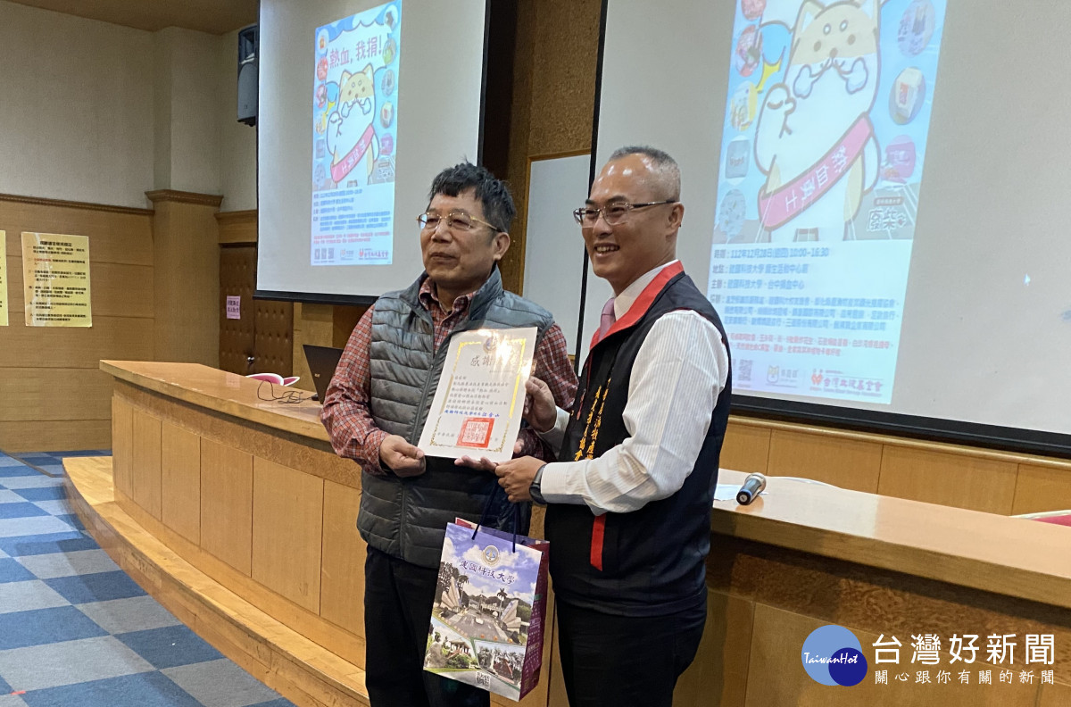 副校長劉柄麟(左)感謝彰化縣農漁牧產業觀光推展協會曾宗雄理事長(右)號召廠商共襄盛舉。圖/記者鄧富珍翻攝