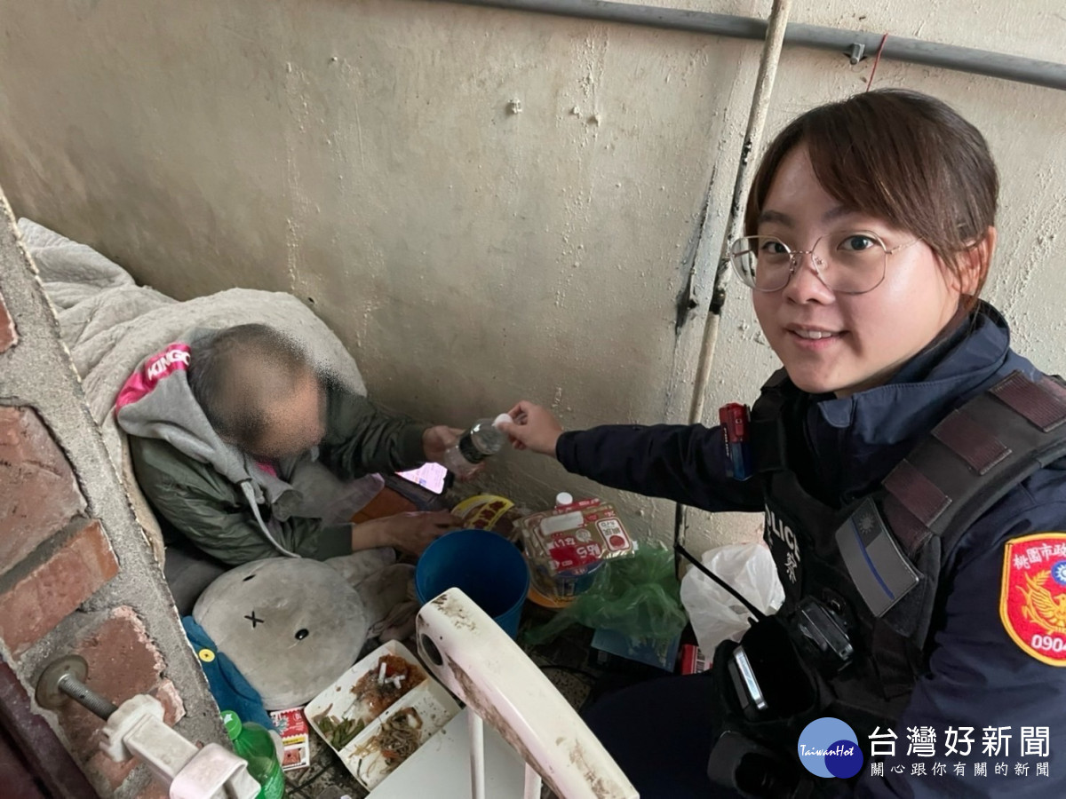 龜山暖女警雪中送炭民眾直呼「揪感心捏」。