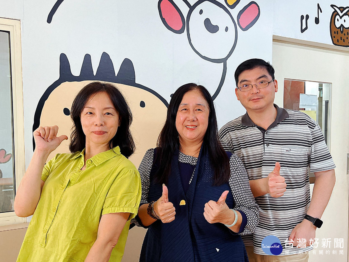阿學(右)感謝協會總幹事陳素綢(中)及嘉義就業中心督導張華玉(左)於職涯上的暖心包容與協助。