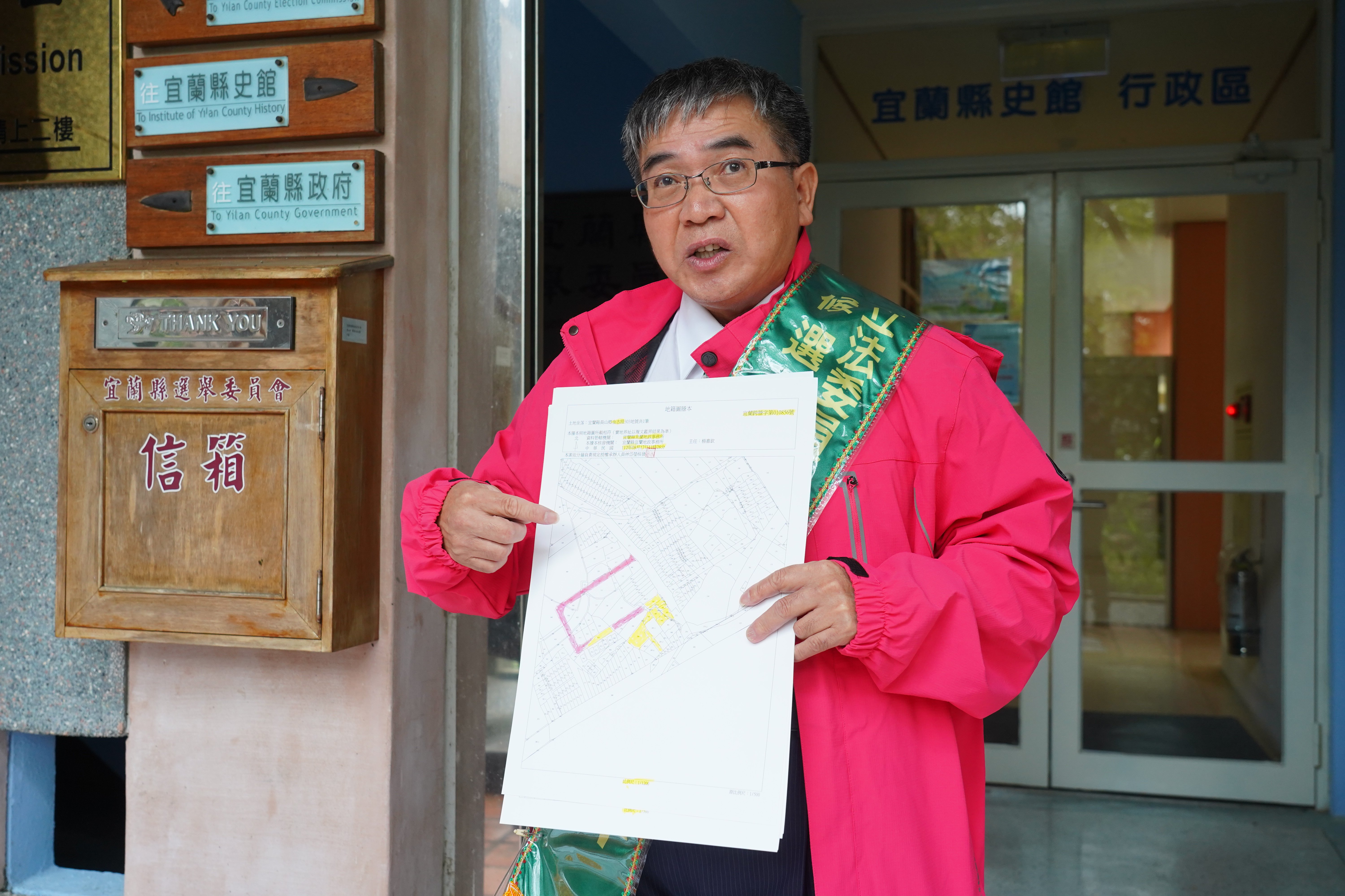 無黨籍宜蘭縣立委候選人林錦坤再爆民進黨陳俊宇聯手建商圈地、炒地皮,今赴縣選委會瞭解罷免的法定程序,將對陳俊宇發動罷免。林泊志攝