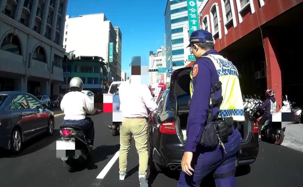 ▲圖說：巡邏員警注意到小客車後車廂門開啟的異常狀況，主動下車查看關心             （圖／台中市政府提供）