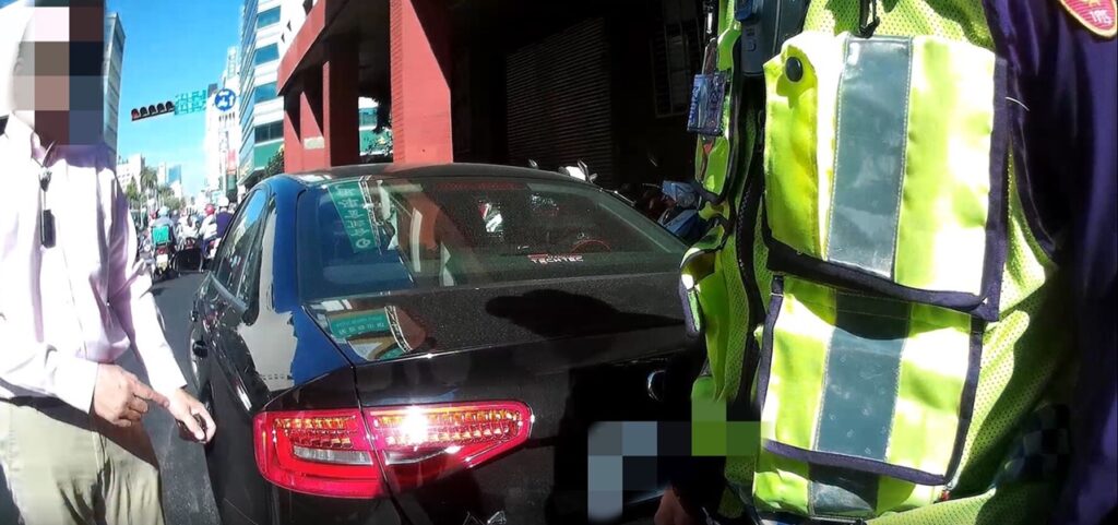 ▲圖說：兩名員警協力推車，將故障車推至路邊安全處等待拖吊車到場 （圖／台中市政府提供）