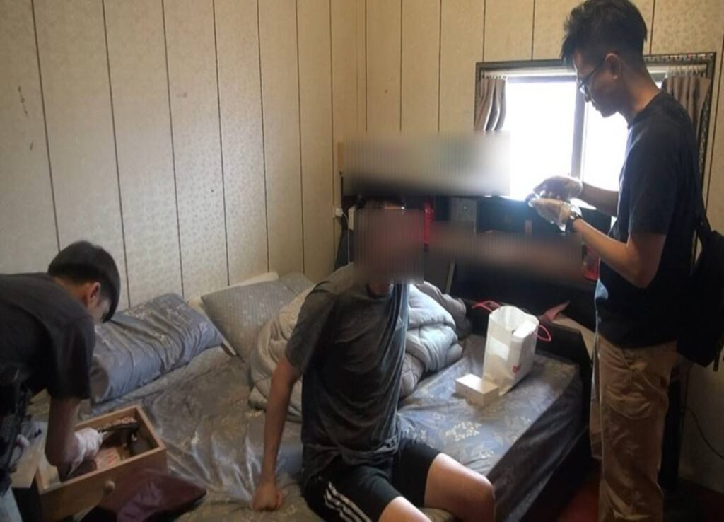 ▲圖說:警方持拘票及搜索票至洪姓毒嫌家中搜索,並將其查緝到案 (圖/台中市政府提供)