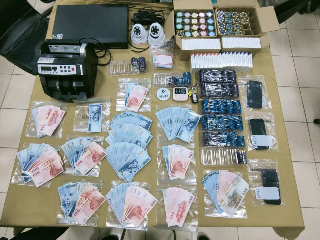 ▲圖說:警方查扣賭金38萬餘元、點鈔機、籌碼、監視器主機等證物 (圖/台中市政府提供)