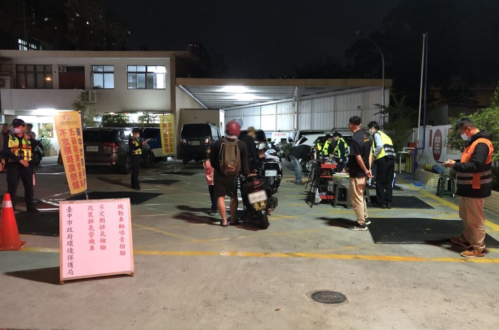 ▲圖說：警方截獲「超皮」噪音車，並帶往臨時檢測站實施噪音檢測 （圖／台中市政府提供）