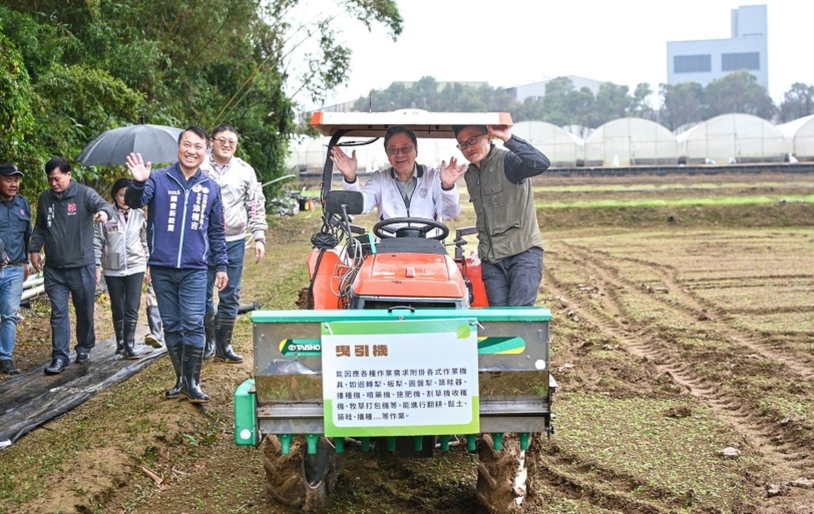 出席桃園智慧農業示範場域巡禮 張善政:持續精進農業自動化技術