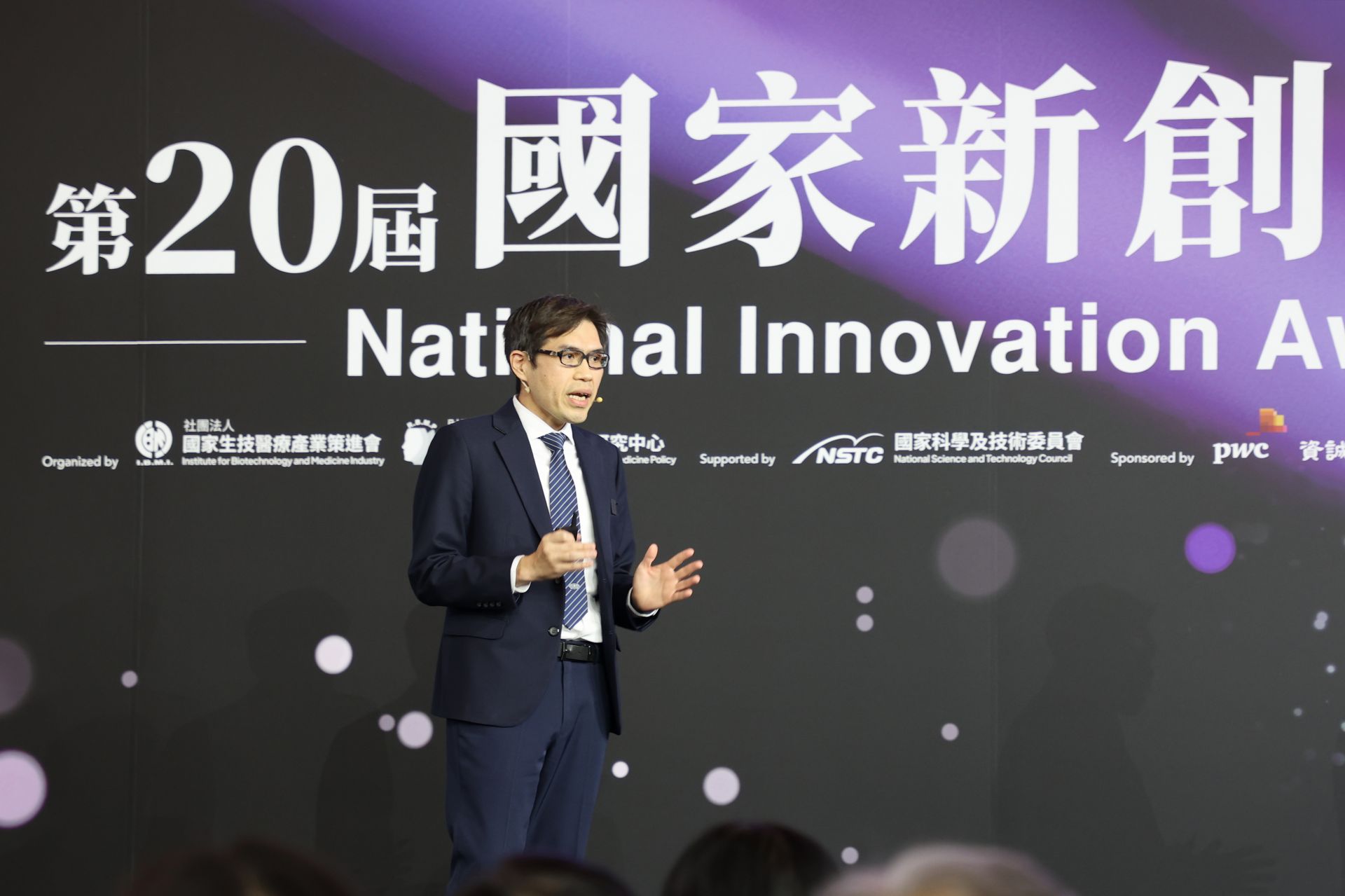 癌症研究中心主任許仁駿代表團隊發表新創技術亮點,急救團隊經由此套系統輔助,不僅使病人恢復自發性循環成功率提升3倍、24小時存活率提升1.37倍,而病人出院時的神經功能表現良好也提升到1.21倍。
