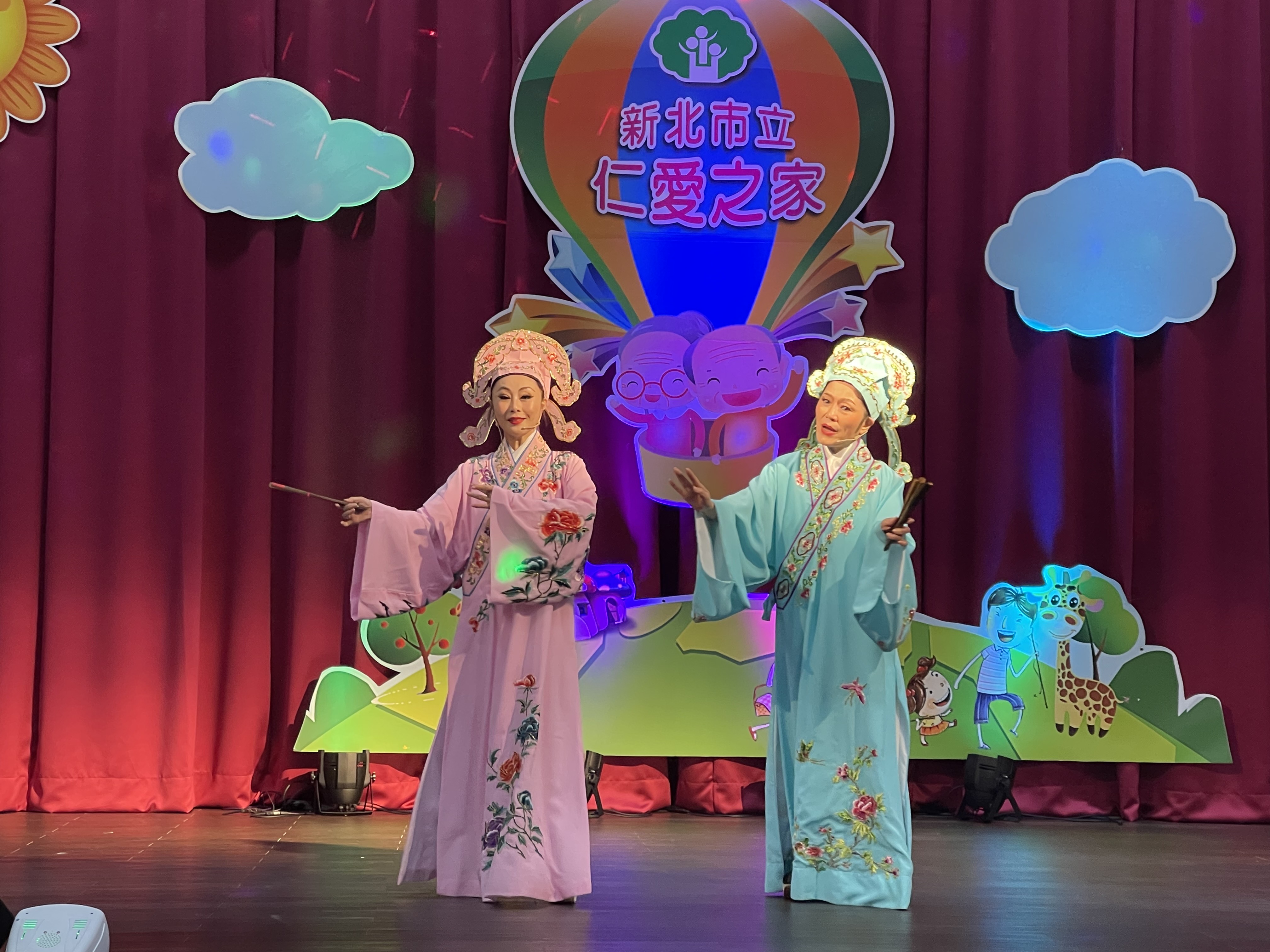 紫微公益關懷協會到仁愛之家義演 資深藝人歌聲療癒長輩