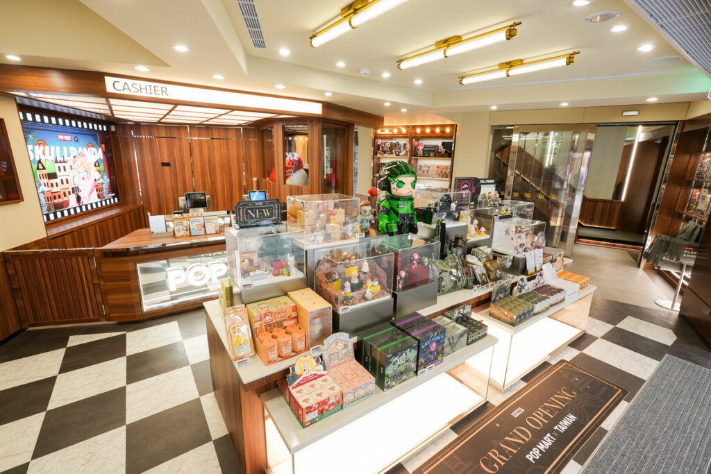 作為全球第三間旗艦門市,各層樓經過精心規劃,分區展示販售不同類型的商品。