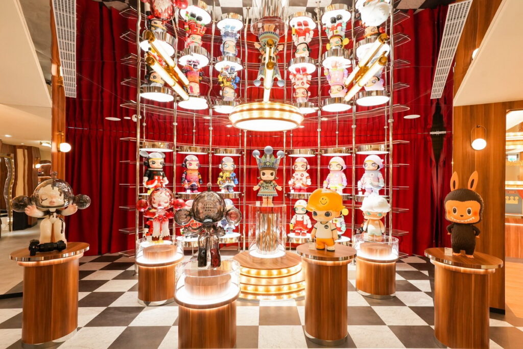 POP MART西門町旗艦店三樓打造全台最大、最完整的「MEGA珍藏館」,展出所有曾販售過的大型款式。