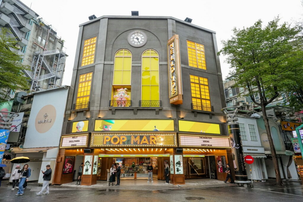 POP MART西門町旗艦店矗立於西門町鬧區,壯觀四層建築吸引民眾駐足。