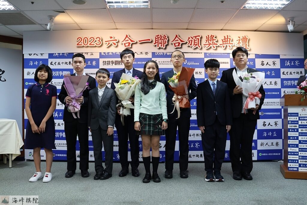 圍棋道場學員獻花,今天的四位冠軍其中就有兩位從小在海峰圍棋道場訓練。