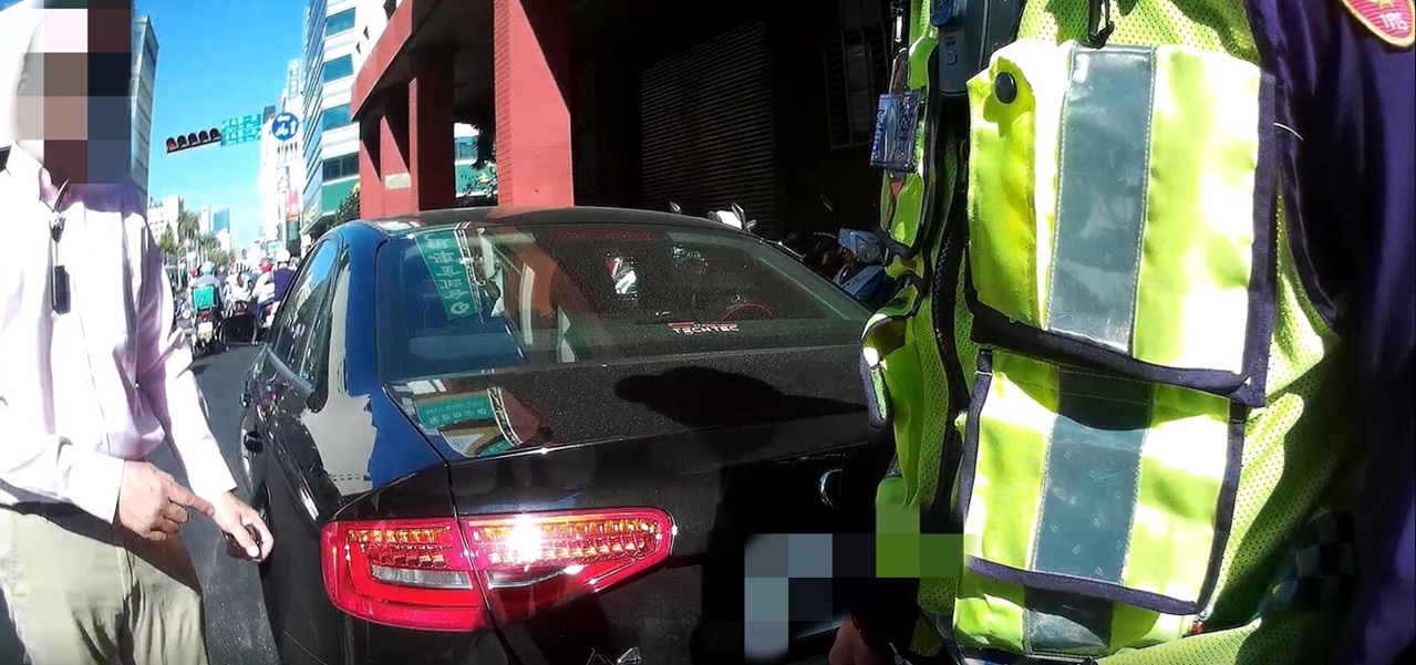 ▲圖說:兩名員警協力推車,將故障車推至路邊安全處等待拖吊車到場 (圖/台中市政府提供)