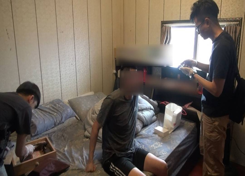 ▲圖說:警方持拘票及搜索票至洪姓毒嫌家中搜索,並將其查緝到案 (圖/台中市政府提供)