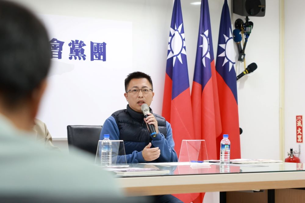 《圖說》黨團財務長王威元指出,過去老師是相當崇高的職業,但是隨著法規的修正,讓老師被迫綁手綁腳。〈新北市議會國民黨團提供〉