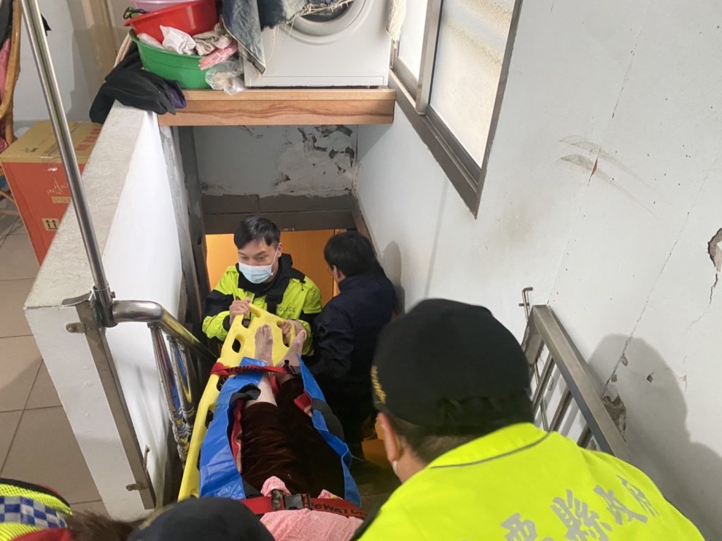  警消積極協助就醫