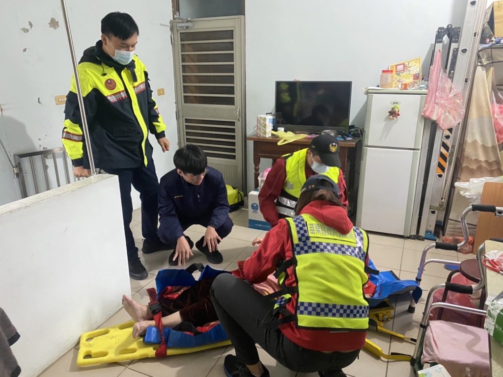  警消積極協助就醫