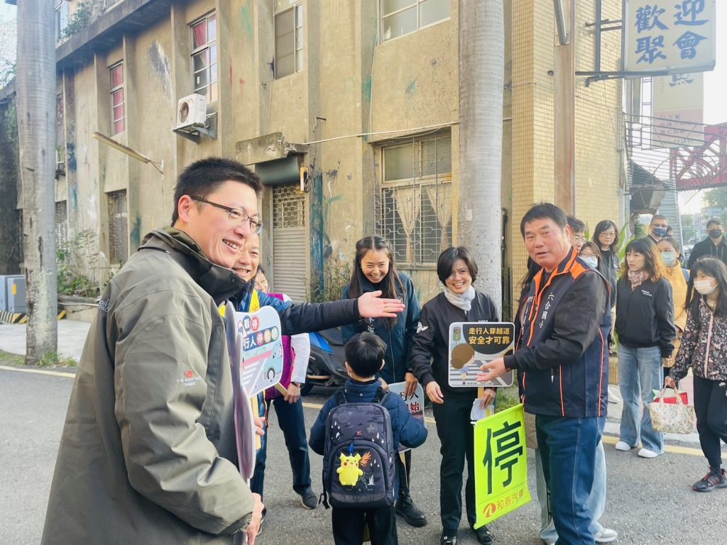 苗栗縣長鍾東錦化身聖誕老公公陪小朋友過聖誕節報佳音,頭份警結合反詐及交安宣導