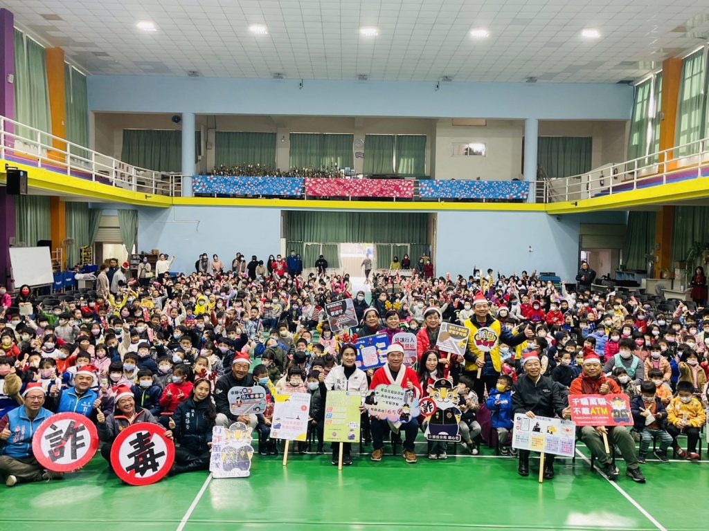 苗栗縣長鍾東錦化身聖誕老公公陪小朋友過聖誕節報佳音,頭份警結合反詐及交安宣導