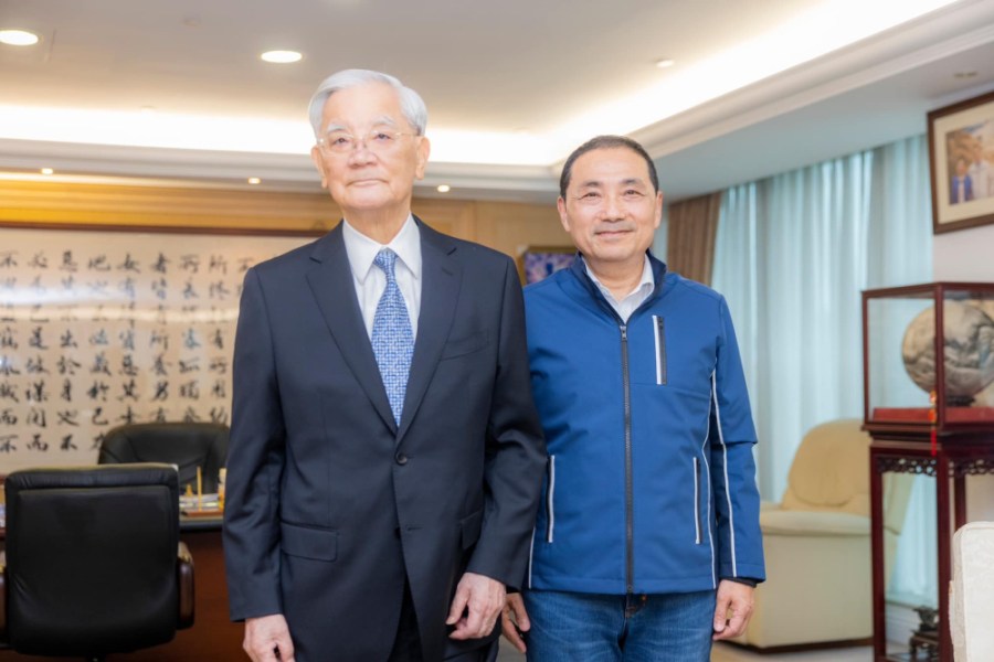 憂選票分裂綠營漁翁得利 連戰:投給可以當選的人 222 侯友宜、連戰合照的資料照。